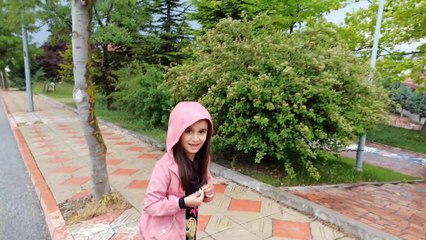 Yağmurda yürümek ferah ferah ve maskesiz!!! Prenses Rana Ecem