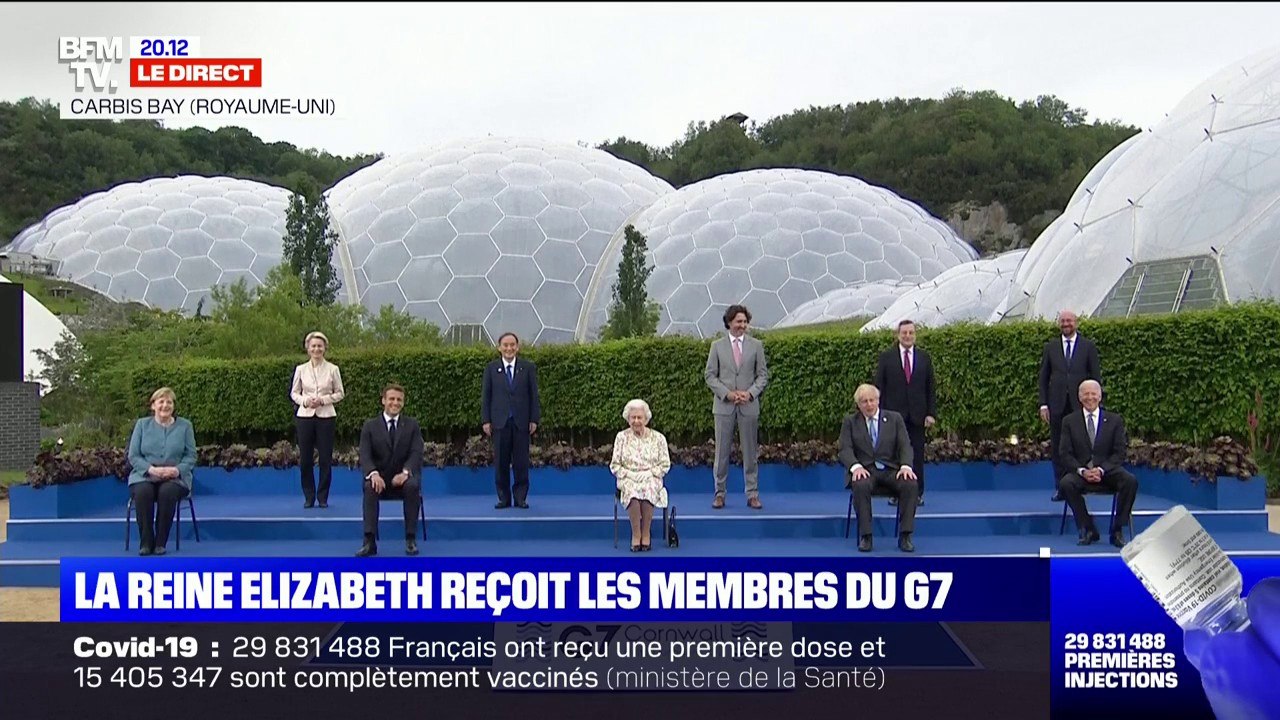 La reine Elizabeth II pose au côté des membres du G7 pour la "photo de famille"