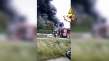 Incendio in azienda vernici spray nel torinese, evacuate due abitazioni