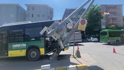 İETT otobüs şoförü fenalaştı, kontrolden çıkan araç direğe çarptı