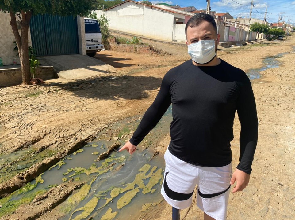 Esgoto a céu aberto fazem moradores de loteamento em Cajazeiras saírem de suas casas