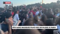 Une fête sans masques sur la place des Invalides à Paris