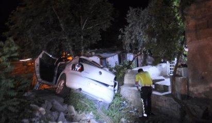 Otomobil evin balkon duvarına çarptı 2 yaralı