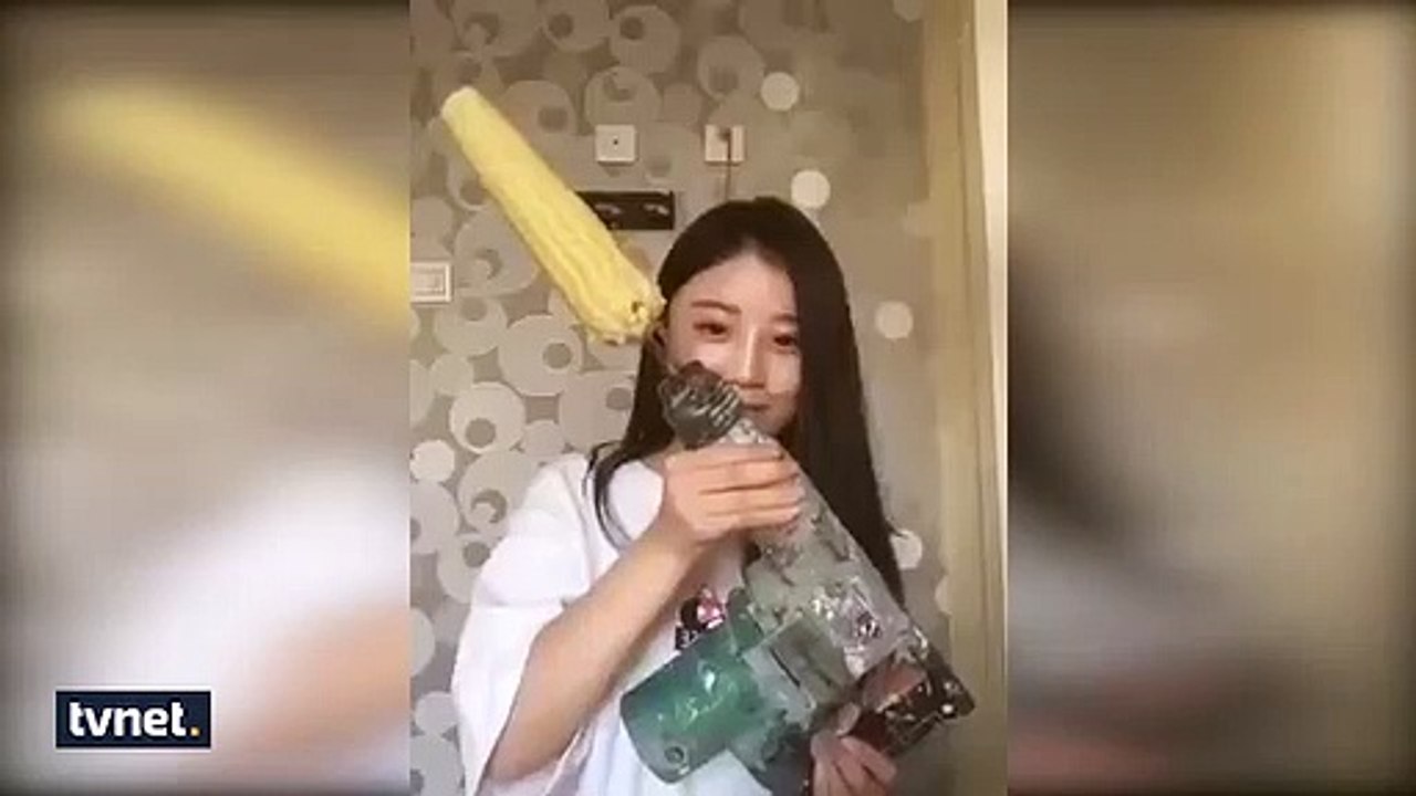 Matkapla mısır yerken saçları koptu!