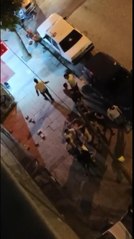 ARNAVUTKÖY'DE KAVGA EDEN GRUBU BEKÇİLER GÜÇLÜKLE AYIRDI