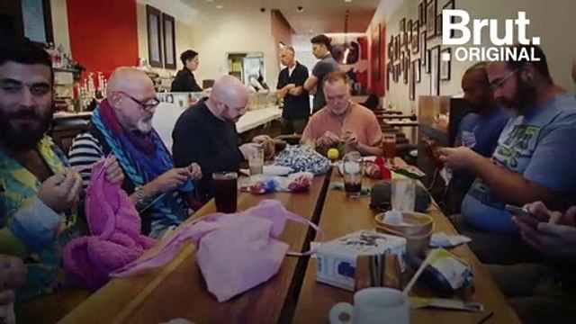 Il a créé un club de tricot réservé aux hommes