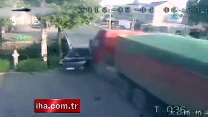 TIR cipi kağıt gibi ezdi