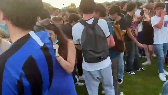La police a évacué hier soir une fête géante avec des centaines de jeunes sur l'Esplanade des Invalides à Paris