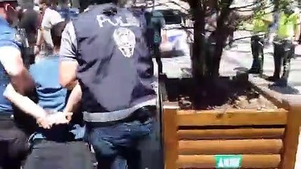 Devrimci Parti Genel Başkan Yardımcısı Çubuk'tan "Maskeni tak" diyen polise: Al sana biber gazlı maske, sen kullan