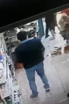 KASİYER TARTIŞTIĞI MÜŞTERİYE KURUSIKI TABANCA İLE ATEŞ AÇTI