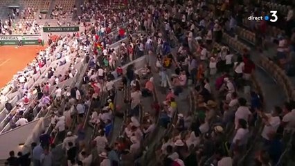 Polémique - "Merci Macron" chante le public de Roland Garros autorisé à rester jusqu'à 23h alors que la police évacue les jeunes aux Invalides