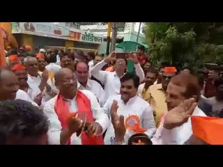 मिरवणुकीत अकोल्यात खासदार, आमदारांनी धरला ठेका