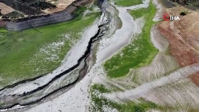 Sular çekilince mezarlık ortaya çıktı, yakınları mezar başında dua etti