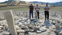 Baraj suları çekilince tarihi mezarlık yeniden gün yüzüne çıktı! Köylüler yakınlarına dua etmek için akın etti