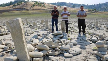 Baraj suları çekilince tarihi mezarlık yeniden gün yüzüne çıktı! Köylüler yakınlarına dua etmek için akın etti