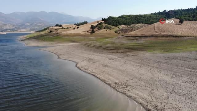 Sular çekilince mezarlık ortaya çıktı, yakınları mezar başında dua etti