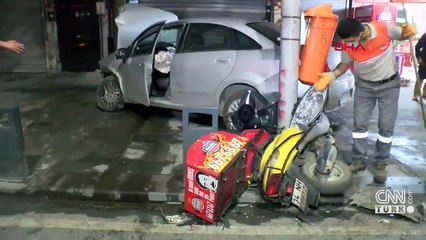 Otomobile, motosiklete, ağaca çarptı, cadde savaş alanına döndü!