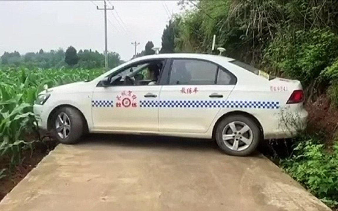 Clip: Mãn nhãn pha thể hiện quay đầu xe ôtô đỉnh cao của nữ tài xế - Tạp Chí Bốn Bánh