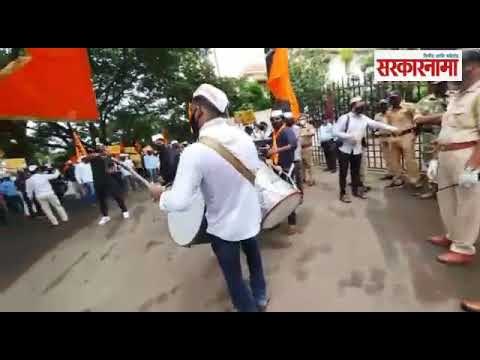 अजित पवार यांच्या निवासस्थानी मराठा मोर्चाचे ढोल बजाव आंदोलन