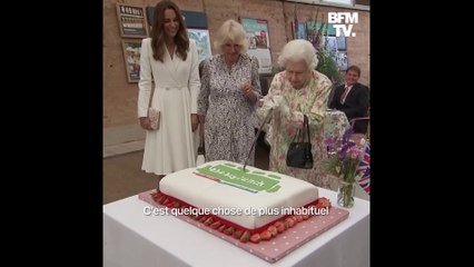 En marge du G7, Elizabeth II coupe un énorme gâteau à l'aide d'une épée