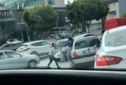 İki kadın trafikte saç başa kavga etti! Trafiği kilitleyen kavga anı kamerada