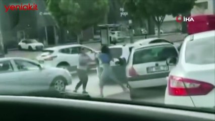 İki kadın trafik içinde saç baş kavgaya tutuştu!