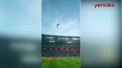 Fransa-Almanya maçında ilginç anlar! Paraşütle sahaya iniş yaptı