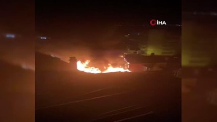 Son dakika haberleri | Çatı katında çıkan yangın yanındaki binalara sıçradı, mahalleli sokağa döküldü