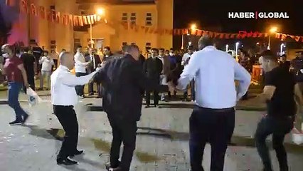 Belediye çalışanları yapılan zammı meşale ve halaylarla kutladı