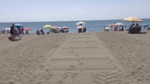 La playa malagueña de Torre del Mar se parcela para garantizar la distancia entre los usuarios