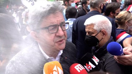 Marche des libertés : Mélenchon reçoit un jet de farine peu avant le départ