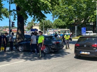 Halk otobüsü ile otomobil çarpıştı: 1 yaralı