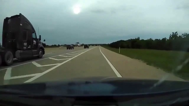 Un camion bloque une voiture et provoque un tête-à-queue sur l'autoroute