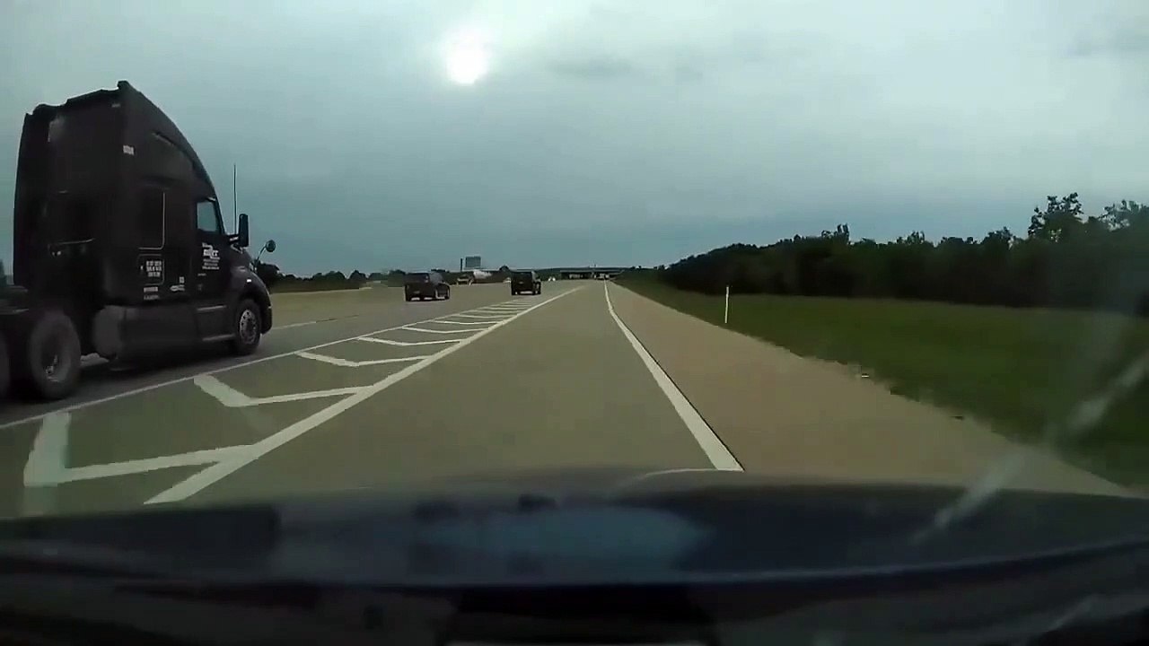 Un camion bloque une voiture et provoque un tête-à-queue sur l'autoroute
