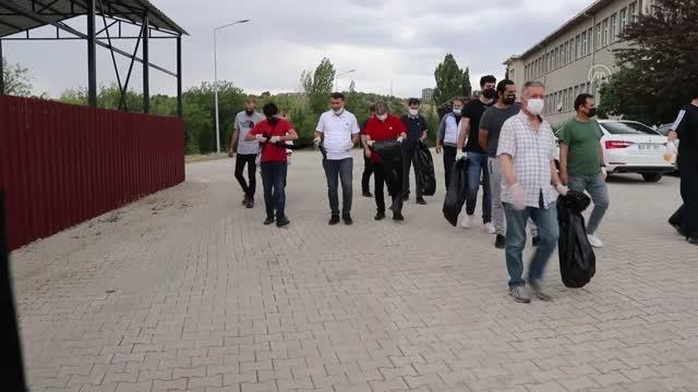Akademisyen ve öğrenciler çevre temizliği yaptı