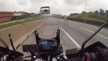 Il roule à contresens pour échapper à des voleurs de moto (Brésil)