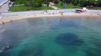 Caddebostan'da deniz salyalarına aldırmadan yüzdüler