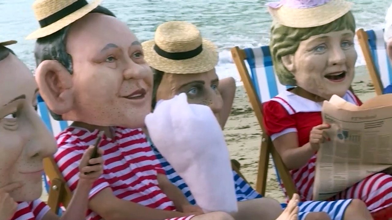 Mit Schrubber, Kajak und Flaschenpost: Kreativer Klimaprotest beim G7