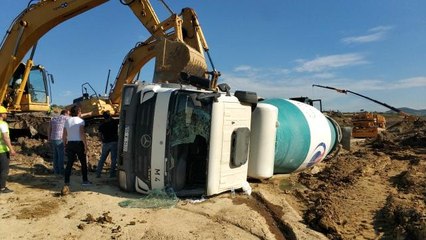 Samsun'da devrilen mikserin sürücüsü ölümden döndü