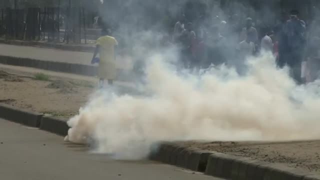 La Policía nigeriana dispara gases lacrimógenos y detiene a varios manifestantes el Día de la Democracia