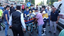 Sultangazi'de polis aracı ile otomobil kafa kafaya çarpıştı: 2'si polis, 3 yaralı