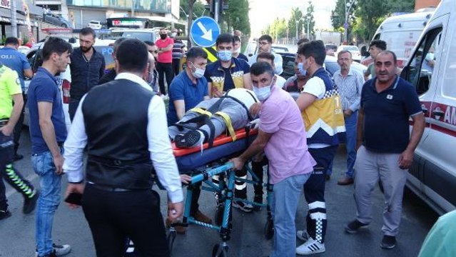 Sultangazi'de polis aracı ile otomobil kafa kafaya çarpıştı: 2'si polis, 3 yaralı