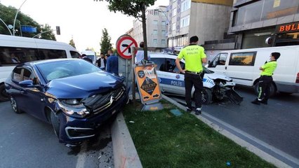 Sultangazi'de polis aracı ile otomobil çarpıştı: 1'i polis 2 yaralı