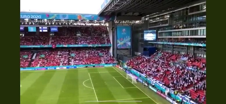 Les supporters finlandais et danois chantent ensemble le nom de Christian Eriksen