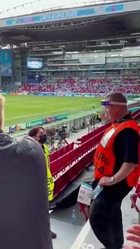Ensemble, les supporters danois et finlandais chantent le nom de Christian Eriksen