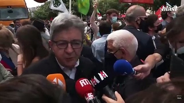 Jean-Luc Mélenchon reçoit de la farine en pleine rue