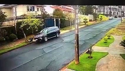 Homem de andador e gesso furta veículo no interior de SP