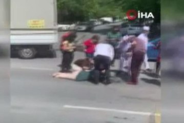 Yolun karşısında geçmek isteyen anne ve kızına araç çarptı