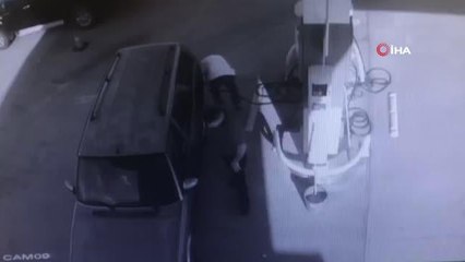 Yakıt aldığı istasyonda para dolu cüzdanı araç üzerinde bırakıp yoluna devam etti