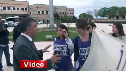 Konuşmacıyı protesto edip güvenliğe yumurta attılar!